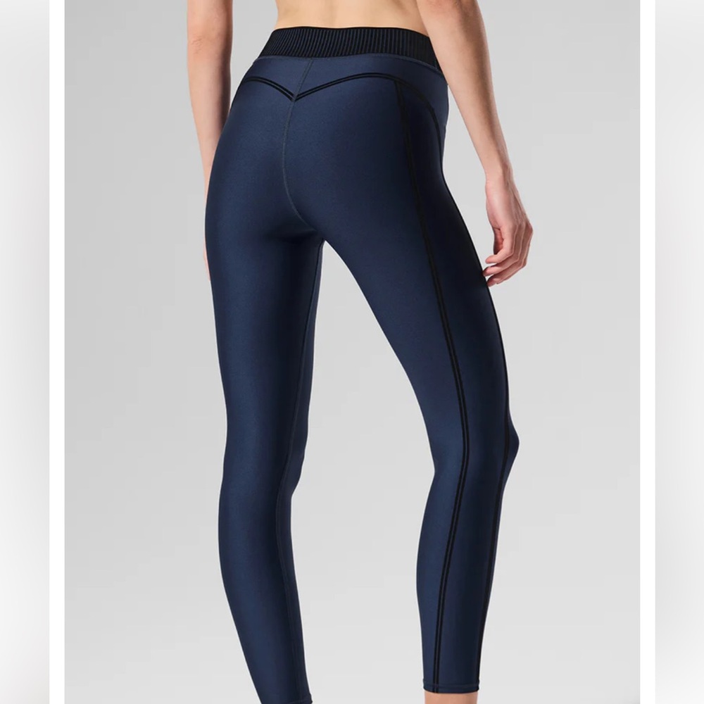 ALO Airlift High-Waist 7/8 Line Up Legging - Picture 2 of 4